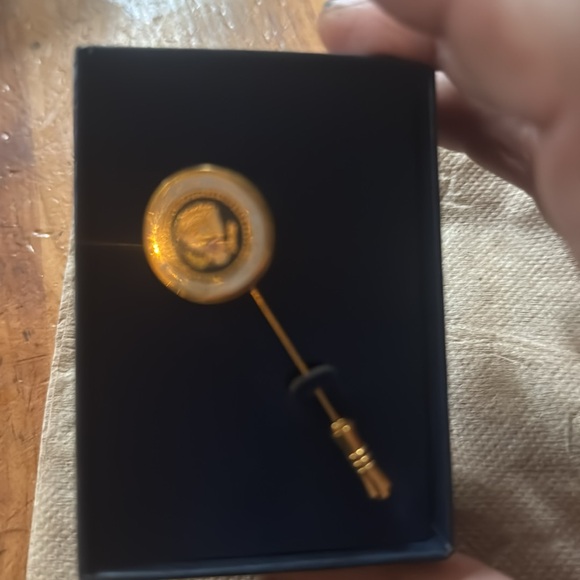 Authentic Ronald Reagan Presidential Seal Gold color Pin Collectible